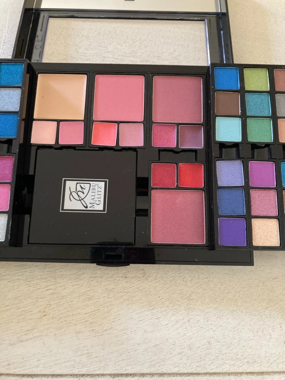 Malibu Makeup Glitz Multicolor Eyeshadow Palette